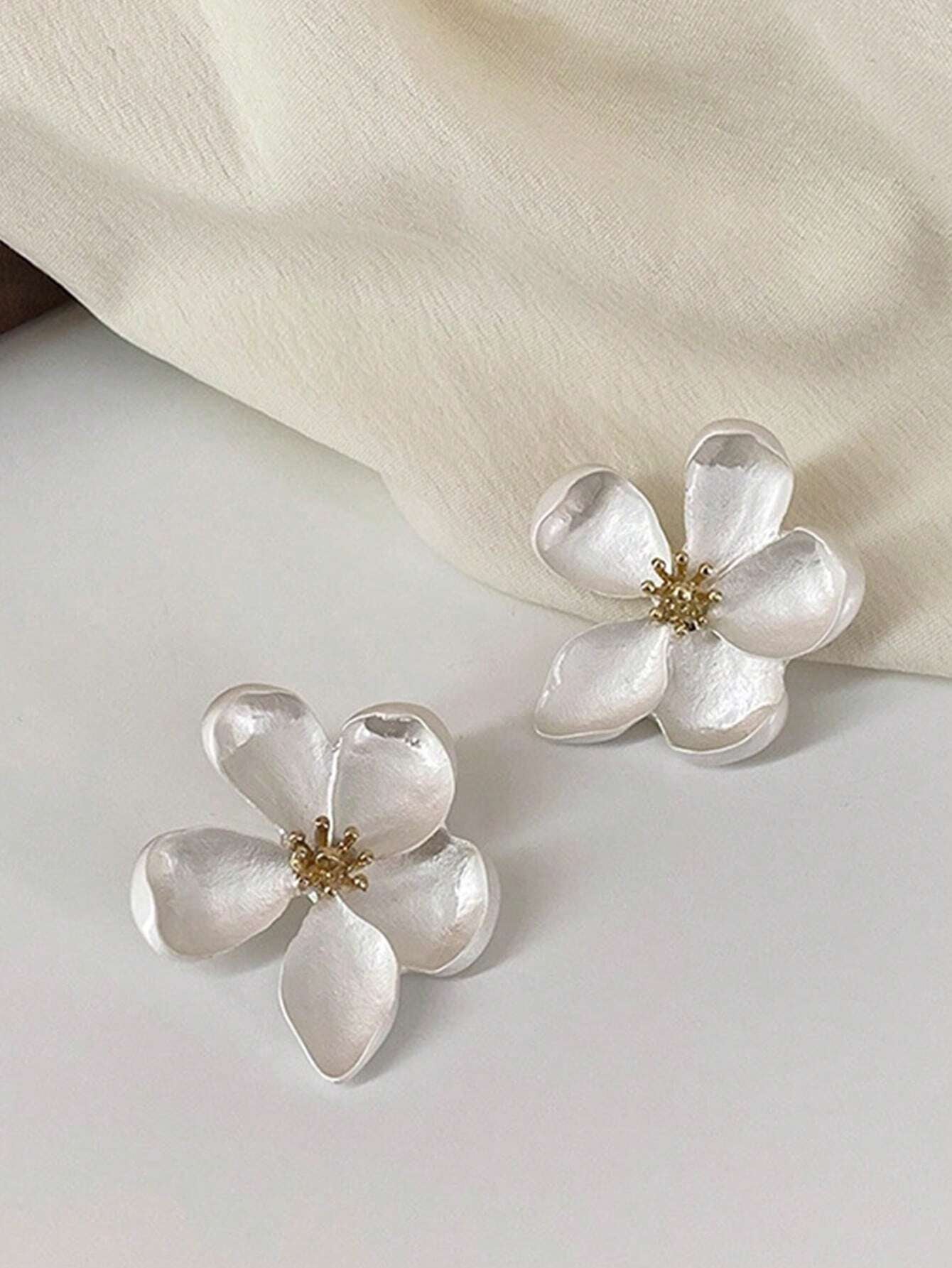 MESTILO 1 Pair of European and American Exaggerated Metal Large Flower Stud Earrings Suitable for Women'S Daily Wear Valentines