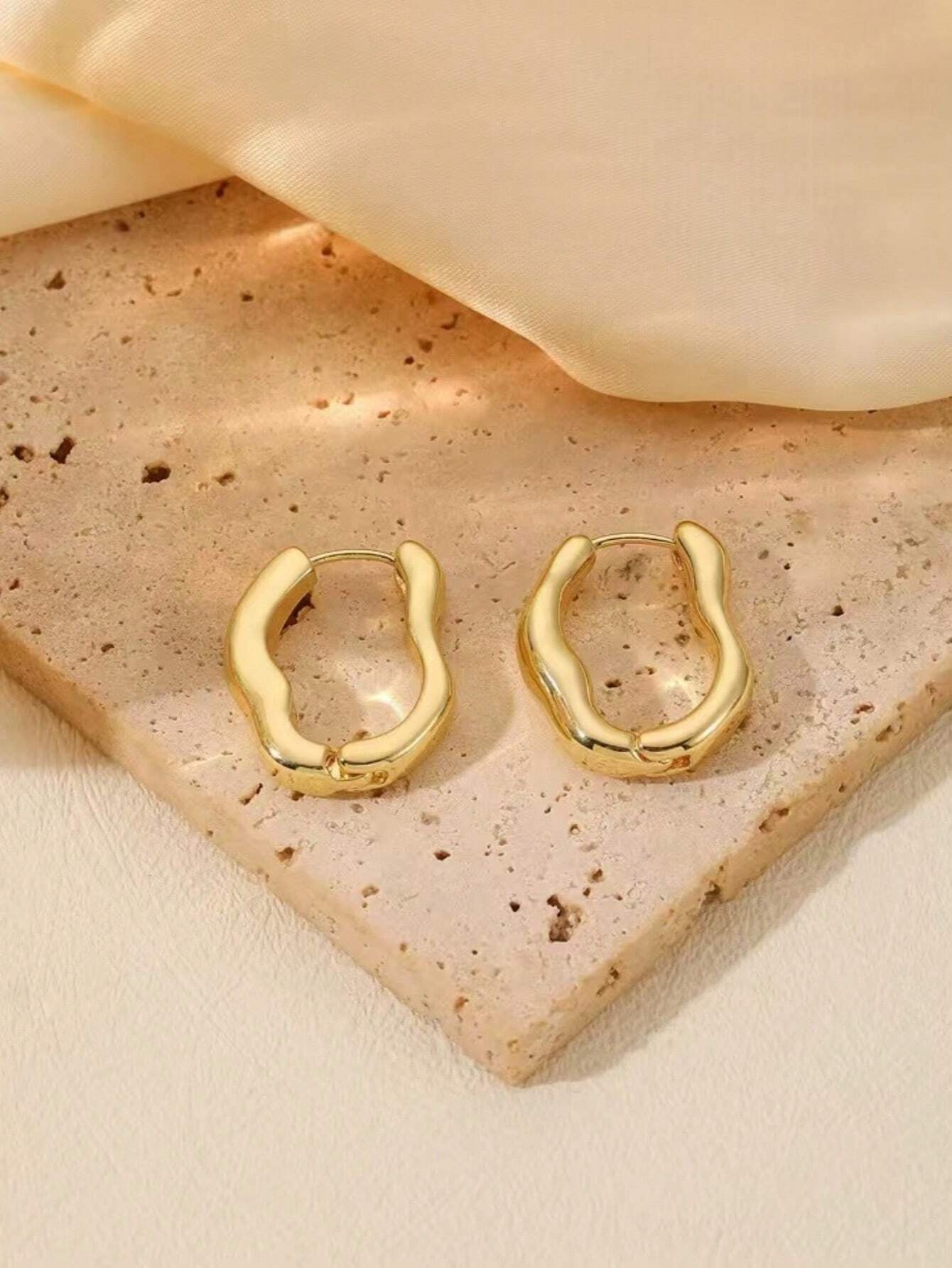 1Pair Simple Teardrop Hoop Earrings, Chunky Gold Tone Water Droplet Earrings, U-Shaped Earrings, Oval Hoop Earrings, Stylish and Elegant Lightweight Dainty Women Jewelry, Perfect Gift for Her