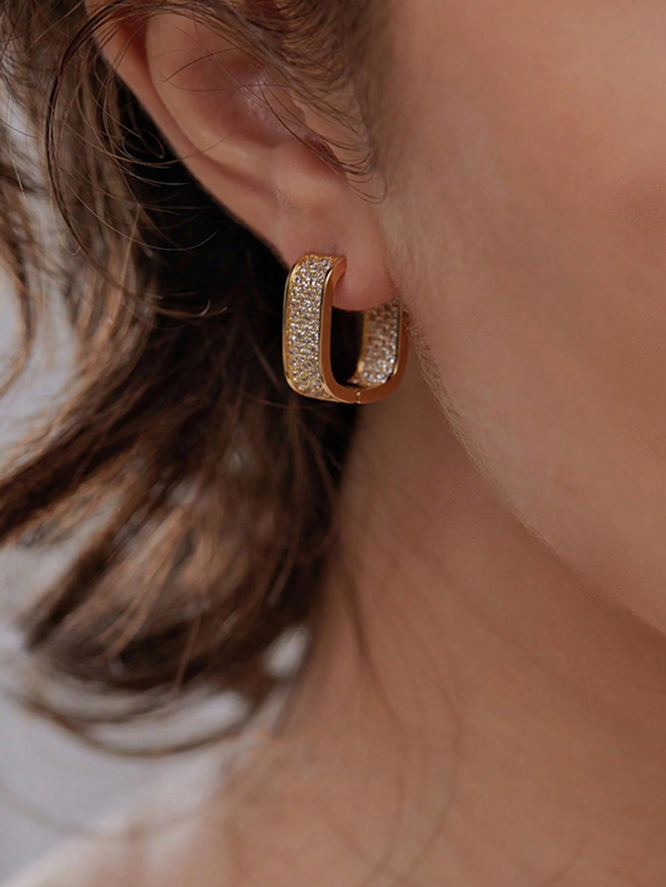 1Pair Simple Teardrop Hoop Earrings, Chunky Gold Tone Water Droplet Earrings, U-Shaped Earrings, Oval Hoop Earrings, Stylish and Elegant Lightweight Dainty Women Jewelry, Perfect Gift for Her