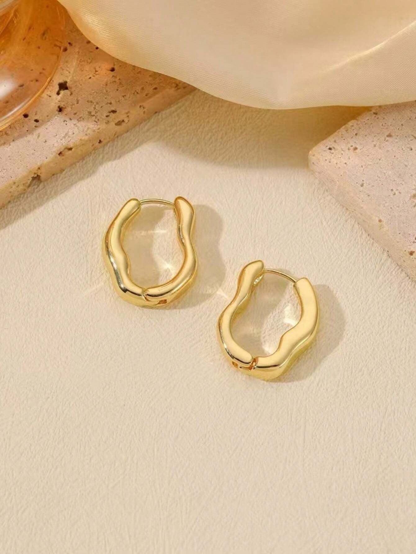 1Pair Simple Teardrop Hoop Earrings, Chunky Gold Tone Water Droplet Earrings, U-Shaped Earrings, Oval Hoop Earrings, Stylish and Elegant Lightweight Dainty Women Jewelry, Perfect Gift for Her
