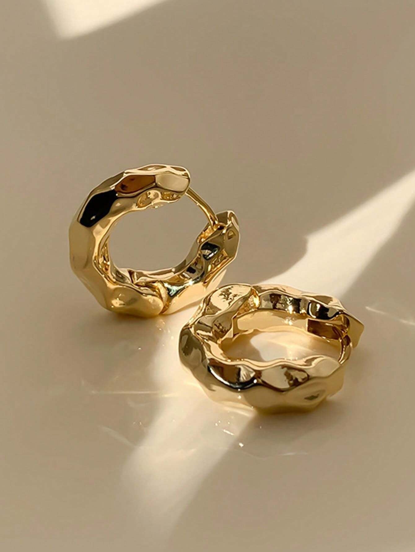 1Pair Simple Teardrop Hoop Earrings, Chunky Gold Tone Water Droplet Earrings, U-Shaped Earrings, Oval Hoop Earrings, Stylish and Elegant Lightweight Dainty Women Jewelry, Perfect Gift for Her