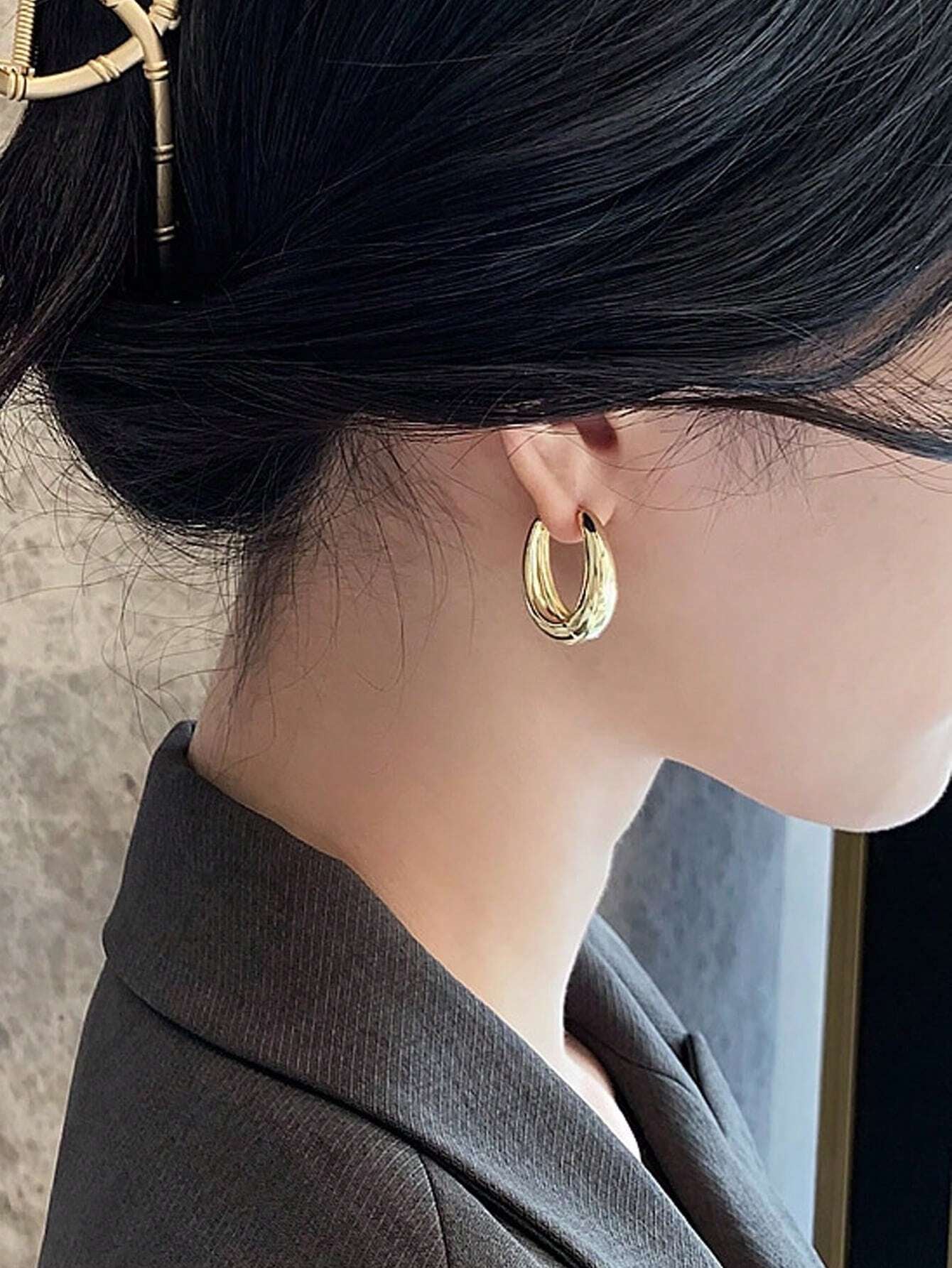 1Pair Simple Teardrop Hoop Earrings, Chunky Gold Tone Water Droplet Earrings, U-Shaped Earrings, Oval Hoop Earrings, Stylish and Elegant Lightweight Dainty Women Jewelry, Perfect Gift for Her