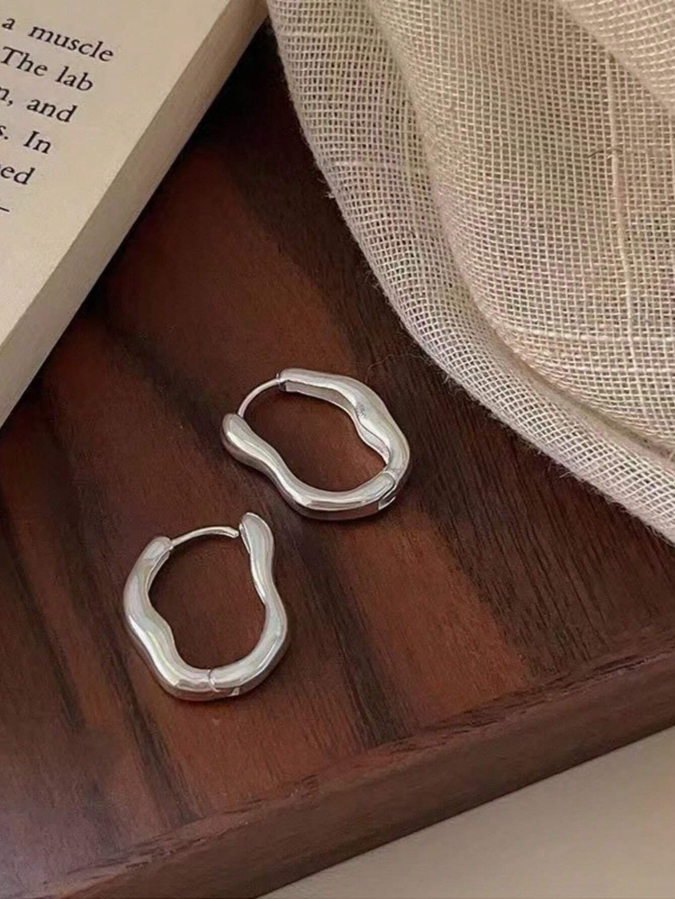 1Pair Simple Teardrop Hoop Earrings, Chunky Gold Tone Water Droplet Earrings, U-Shaped Earrings, Oval Hoop Earrings, Stylish and Elegant Lightweight Dainty Women Jewelry, Perfect Gift for Her