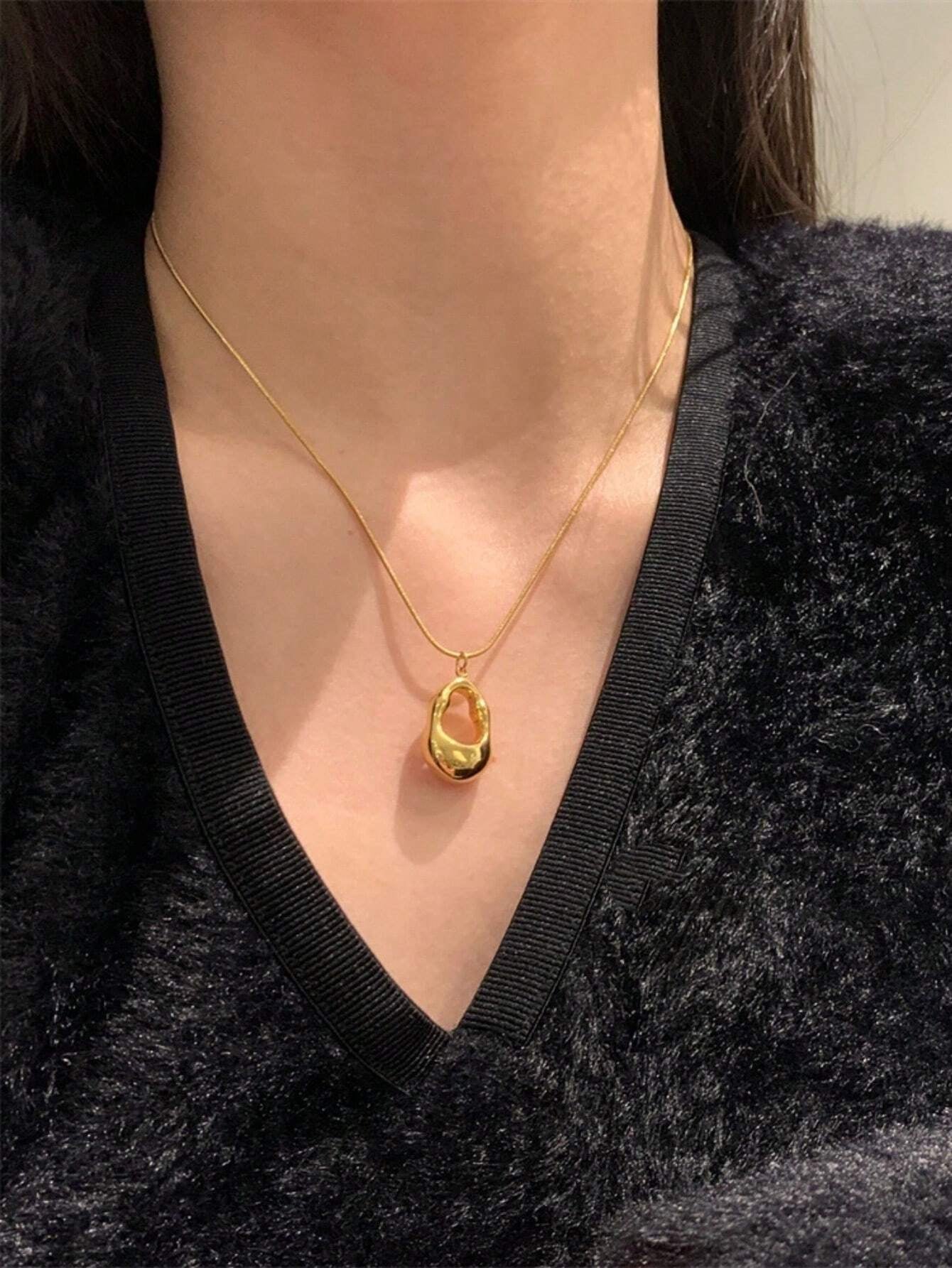 Stainless Steel Waterproof Fashionable Hollow-Out Teardrop Pendant round Serpentine Chain Necklace, Gold-Color, Not Easy to Fade, Suitable for Daily Wear of Women