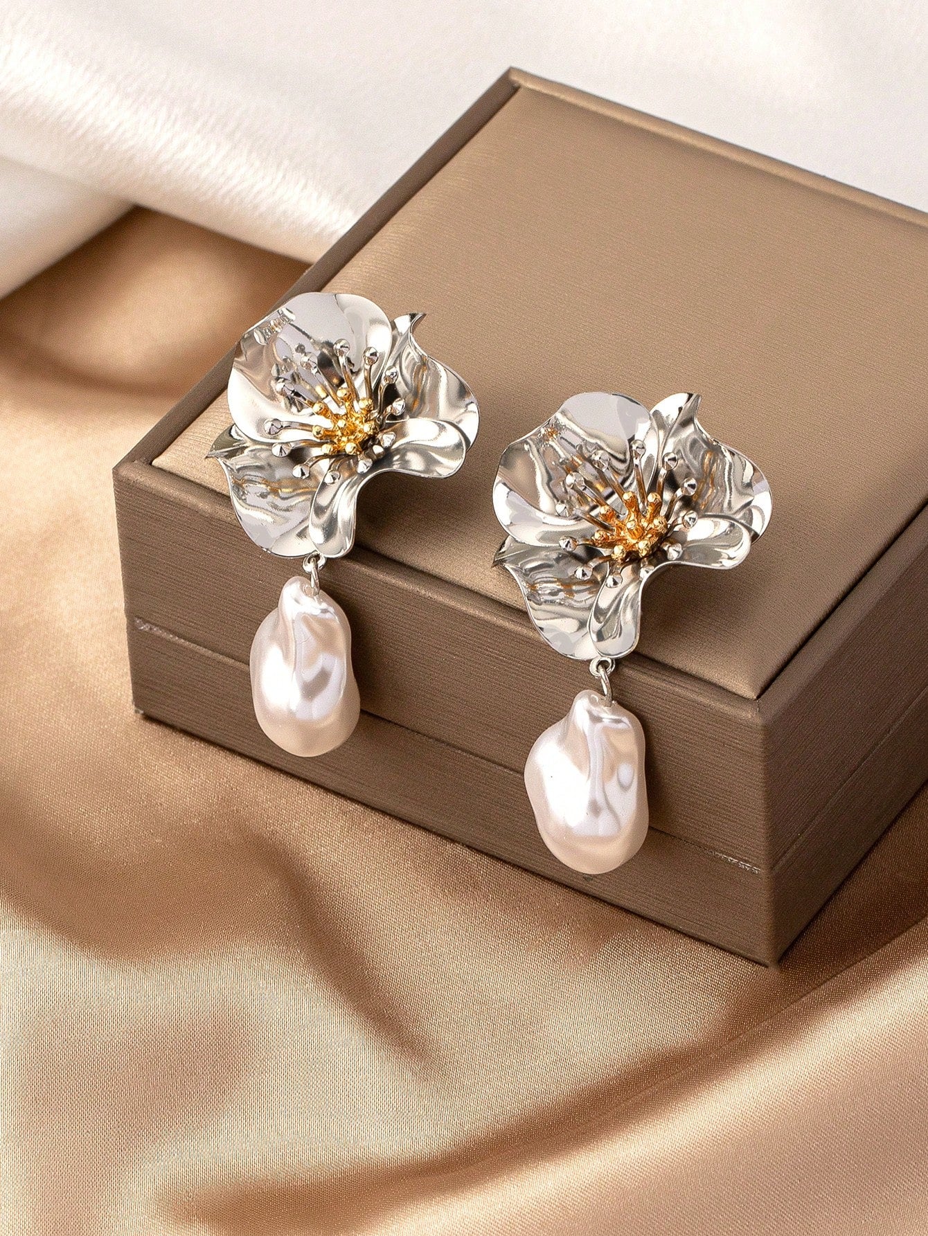 1Pair Geometric Flower & Faux Pearl Pendant European and American Fashionable Elegant Stud Earrings Valentines