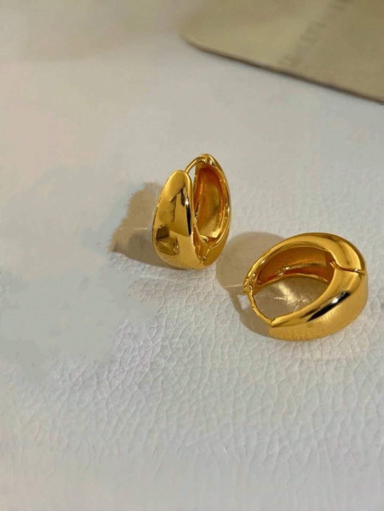 1Pair Simple Teardrop Hoop Earrings, Chunky Gold Tone Water Droplet Earrings, U-Shaped Earrings, Oval Hoop Earrings, Stylish and Elegant Lightweight Dainty Women Jewelry, Perfect Gift for Her