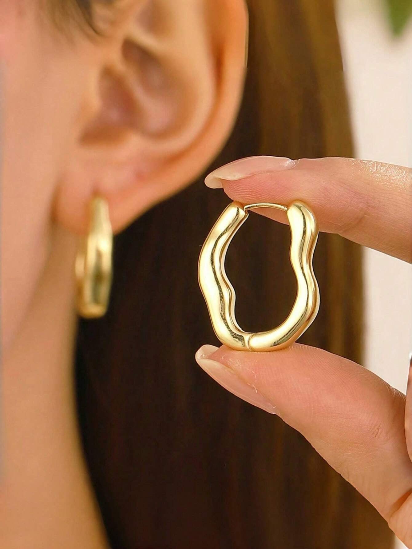 1Pair Simple Teardrop Hoop Earrings, Chunky Gold Tone Water Droplet Earrings, U-Shaped Earrings, Oval Hoop Earrings, Stylish and Elegant Lightweight Dainty Women Jewelry, Perfect Gift for Her