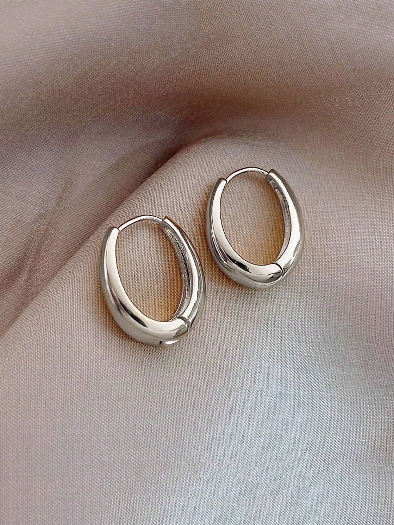 1Pair Simple Teardrop Hoop Earrings, Chunky Gold Tone Water Droplet Earrings, U-Shaped Earrings, Oval Hoop Earrings, Stylish and Elegant Lightweight Dainty Women Jewelry, Perfect Gift for Her
