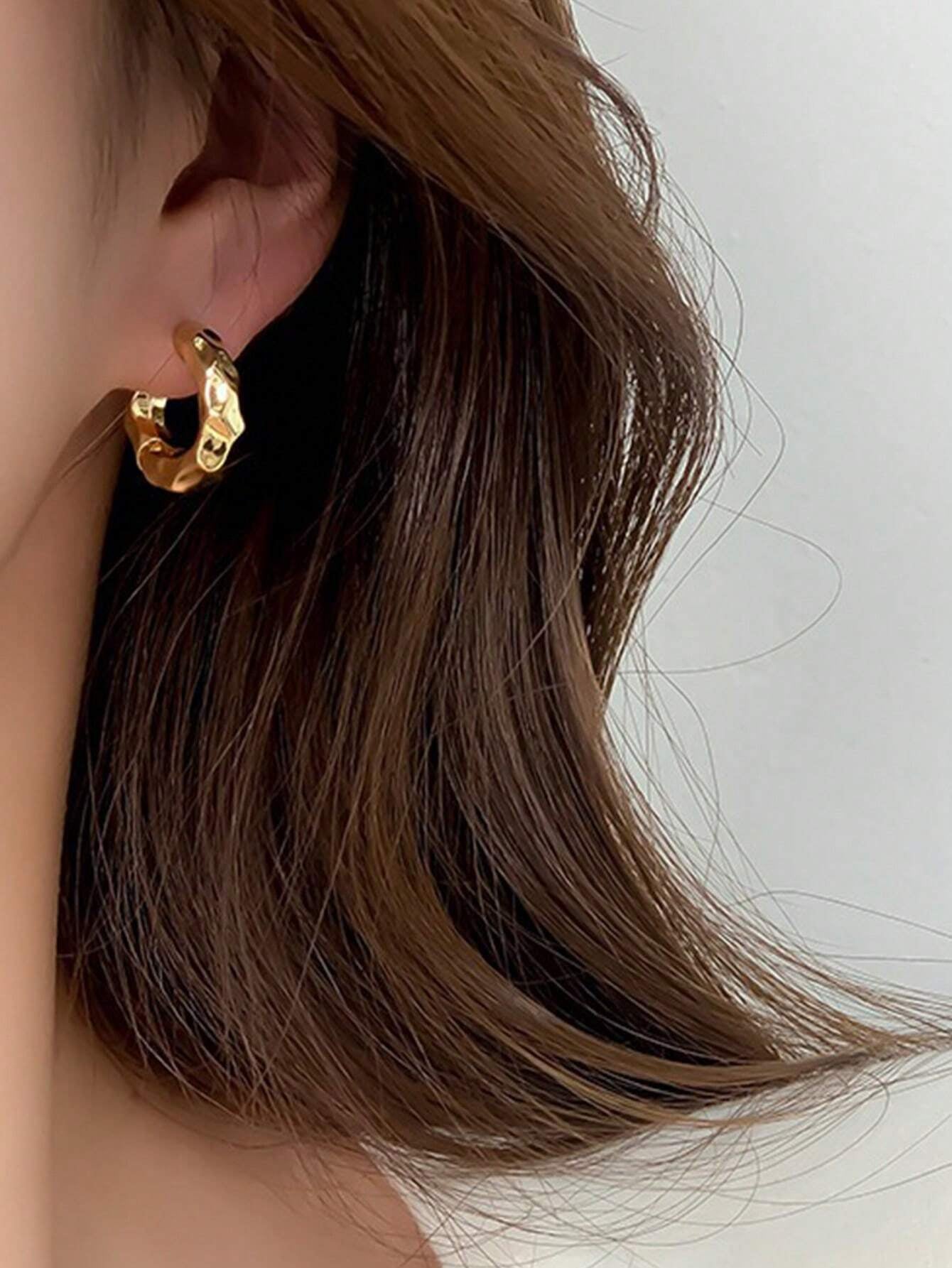 1Pair Simple Teardrop Hoop Earrings, Chunky Gold Tone Water Droplet Earrings, U-Shaped Earrings, Oval Hoop Earrings, Stylish and Elegant Lightweight Dainty Women Jewelry, Perfect Gift for Her