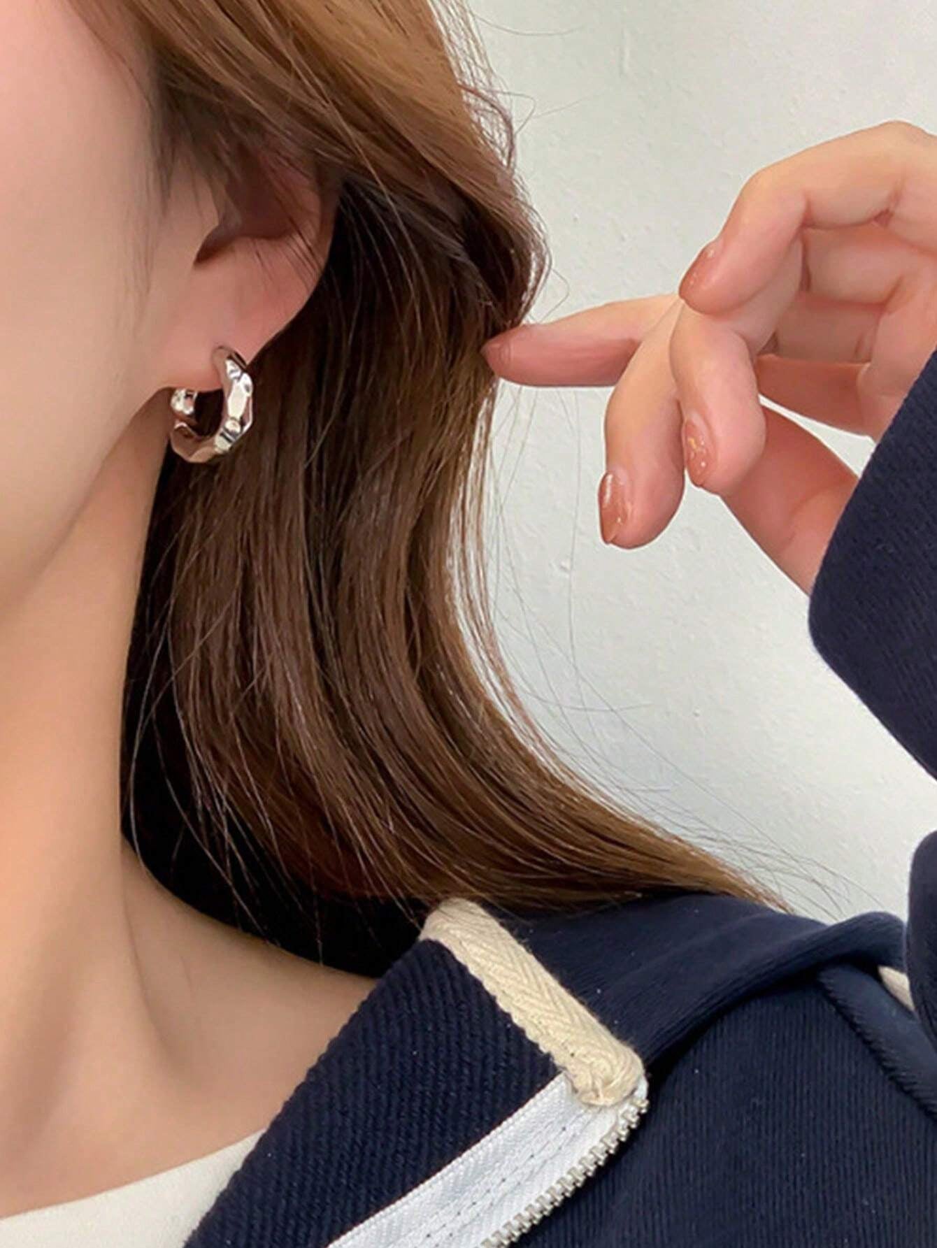 1Pair Simple Teardrop Hoop Earrings, Chunky Gold Tone Water Droplet Earrings, U-Shaped Earrings, Oval Hoop Earrings, Stylish and Elegant Lightweight Dainty Women Jewelry, Perfect Gift for Her