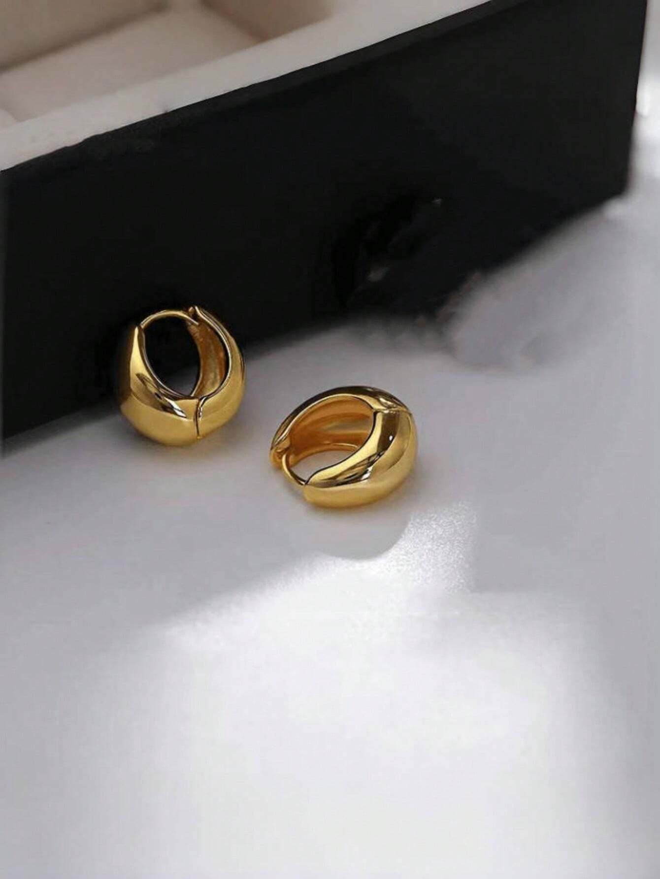 1Pair Simple Teardrop Hoop Earrings, Chunky Gold Tone Water Droplet Earrings, U-Shaped Earrings, Oval Hoop Earrings, Stylish and Elegant Lightweight Dainty Women Jewelry, Perfect Gift for Her