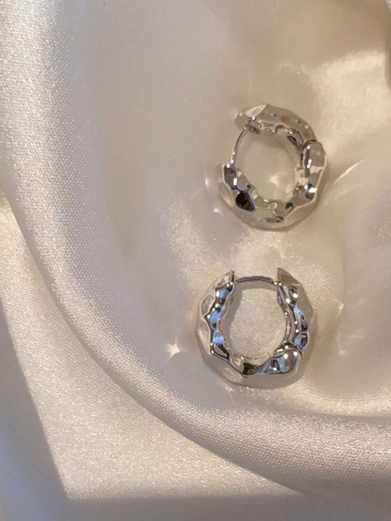 1Pair Simple Teardrop Hoop Earrings, Chunky Gold Tone Water Droplet Earrings, U-Shaped Earrings, Oval Hoop Earrings, Stylish and Elegant Lightweight Dainty Women Jewelry, Perfect Gift for Her