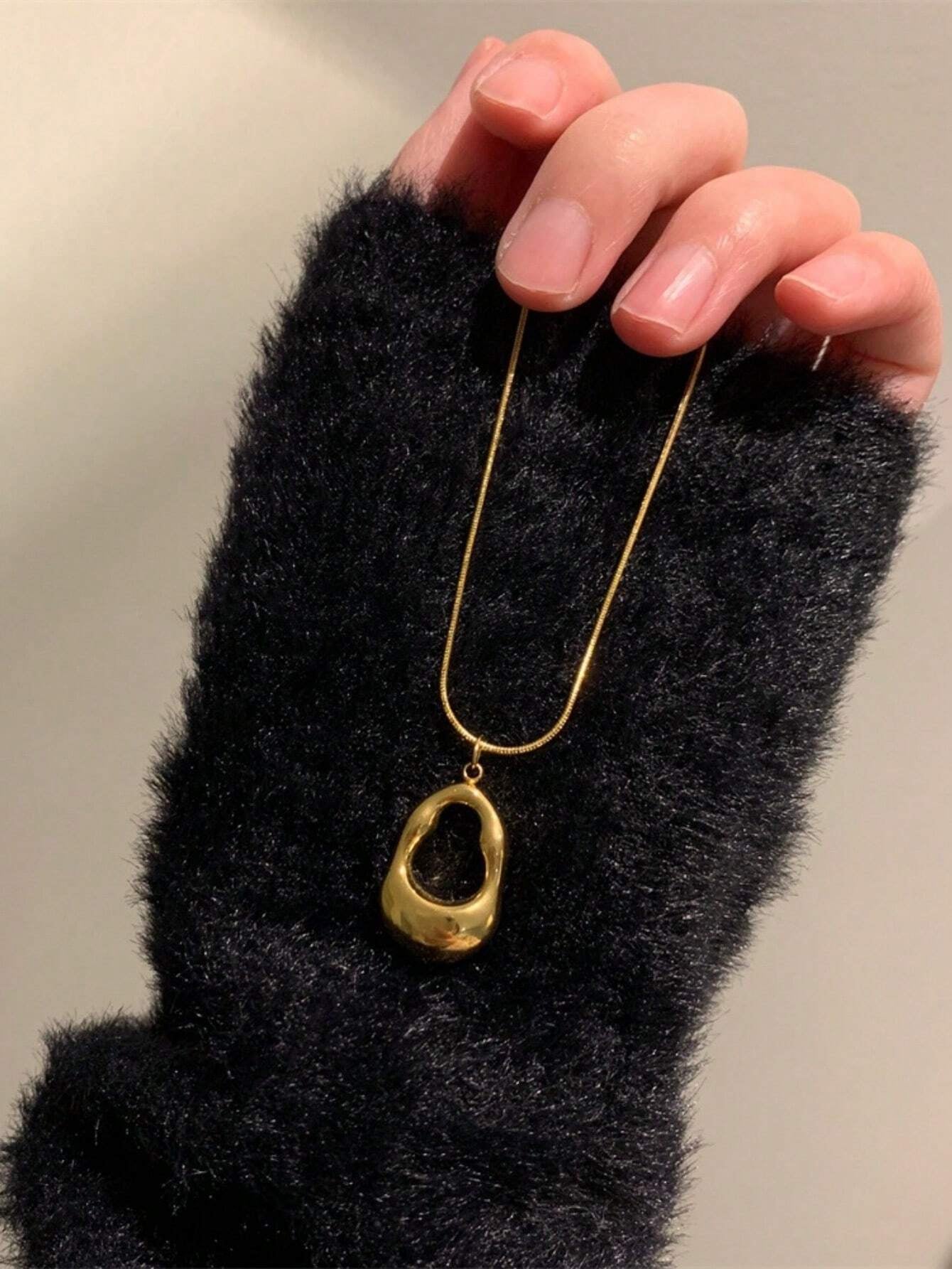 Stainless Steel Waterproof Fashionable Hollow-Out Teardrop Pendant round Serpentine Chain Necklace, Gold-Color, Not Easy to Fade, Suitable for Daily Wear of Women