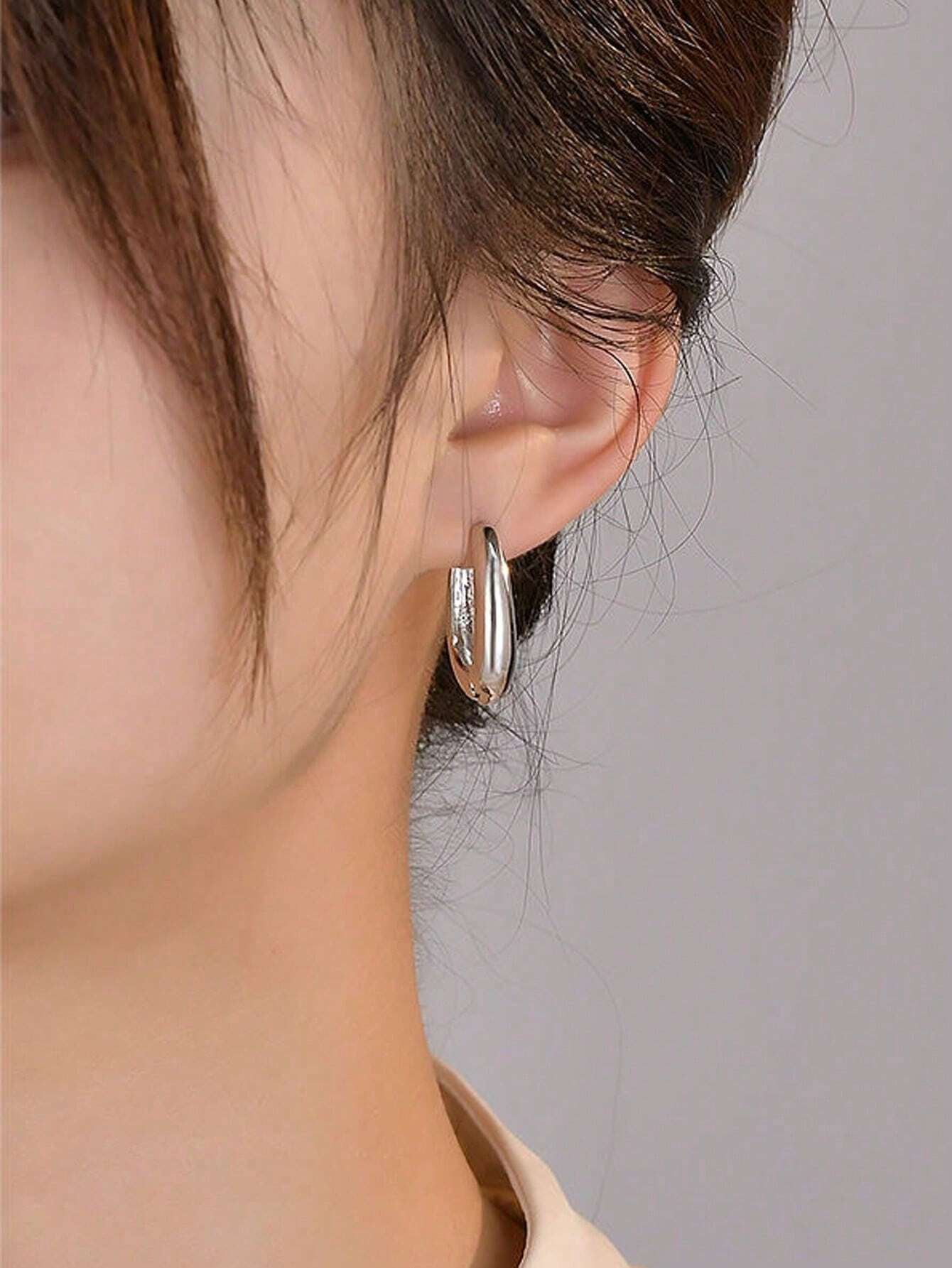 1Pair Simple Teardrop Hoop Earrings, Chunky Gold Tone Water Droplet Earrings, U-Shaped Earrings, Oval Hoop Earrings, Stylish and Elegant Lightweight Dainty Women Jewelry, Perfect Gift for Her