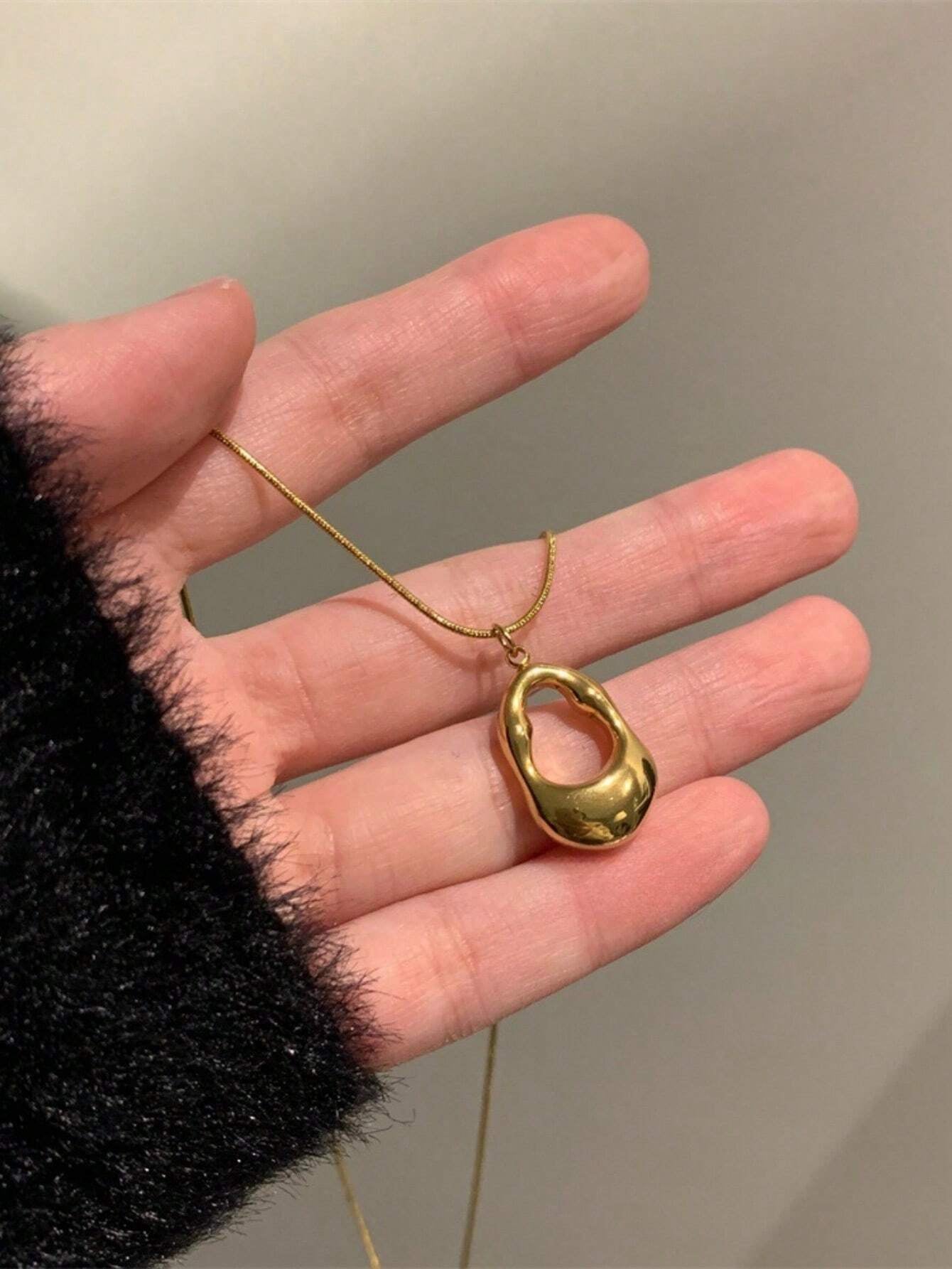 Stainless Steel Waterproof Fashionable Hollow-Out Teardrop Pendant round Serpentine Chain Necklace, Gold-Color, Not Easy to Fade, Suitable for Daily Wear of Women