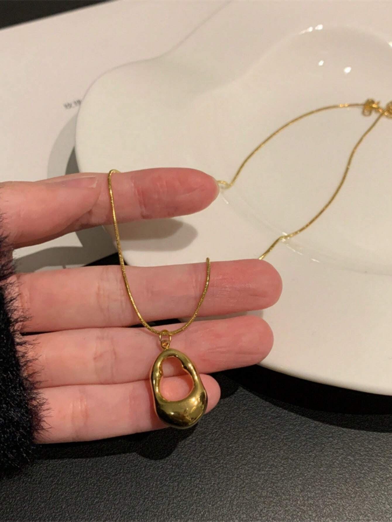 Stainless Steel Waterproof Fashionable Hollow-Out Teardrop Pendant round Serpentine Chain Necklace, Gold-Color, Not Easy to Fade, Suitable for Daily Wear of Women