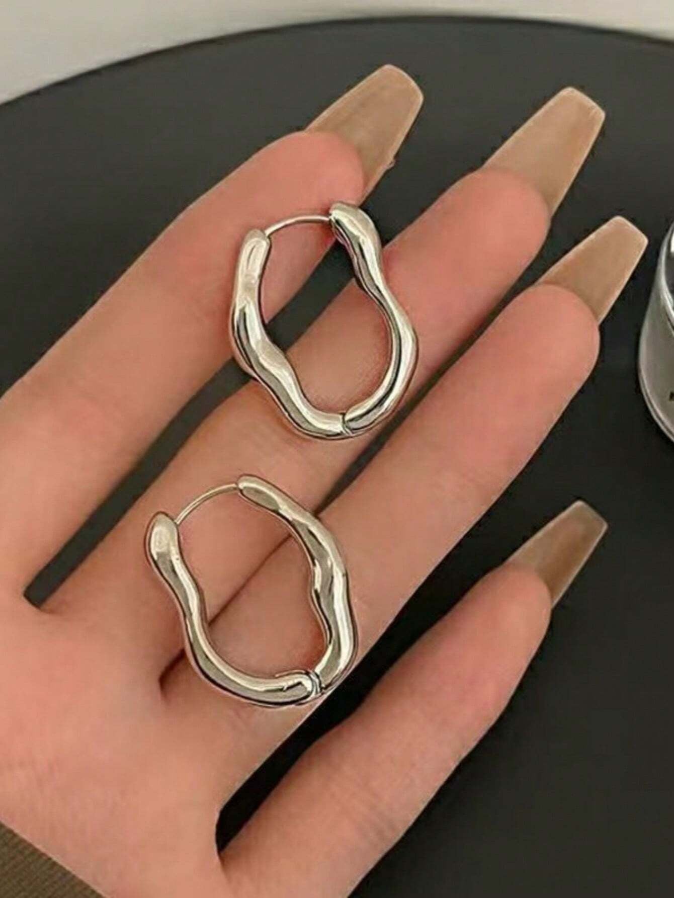1Pair Simple Teardrop Hoop Earrings, Chunky Gold Tone Water Droplet Earrings, U-Shaped Earrings, Oval Hoop Earrings, Stylish and Elegant Lightweight Dainty Women Jewelry, Perfect Gift for Her