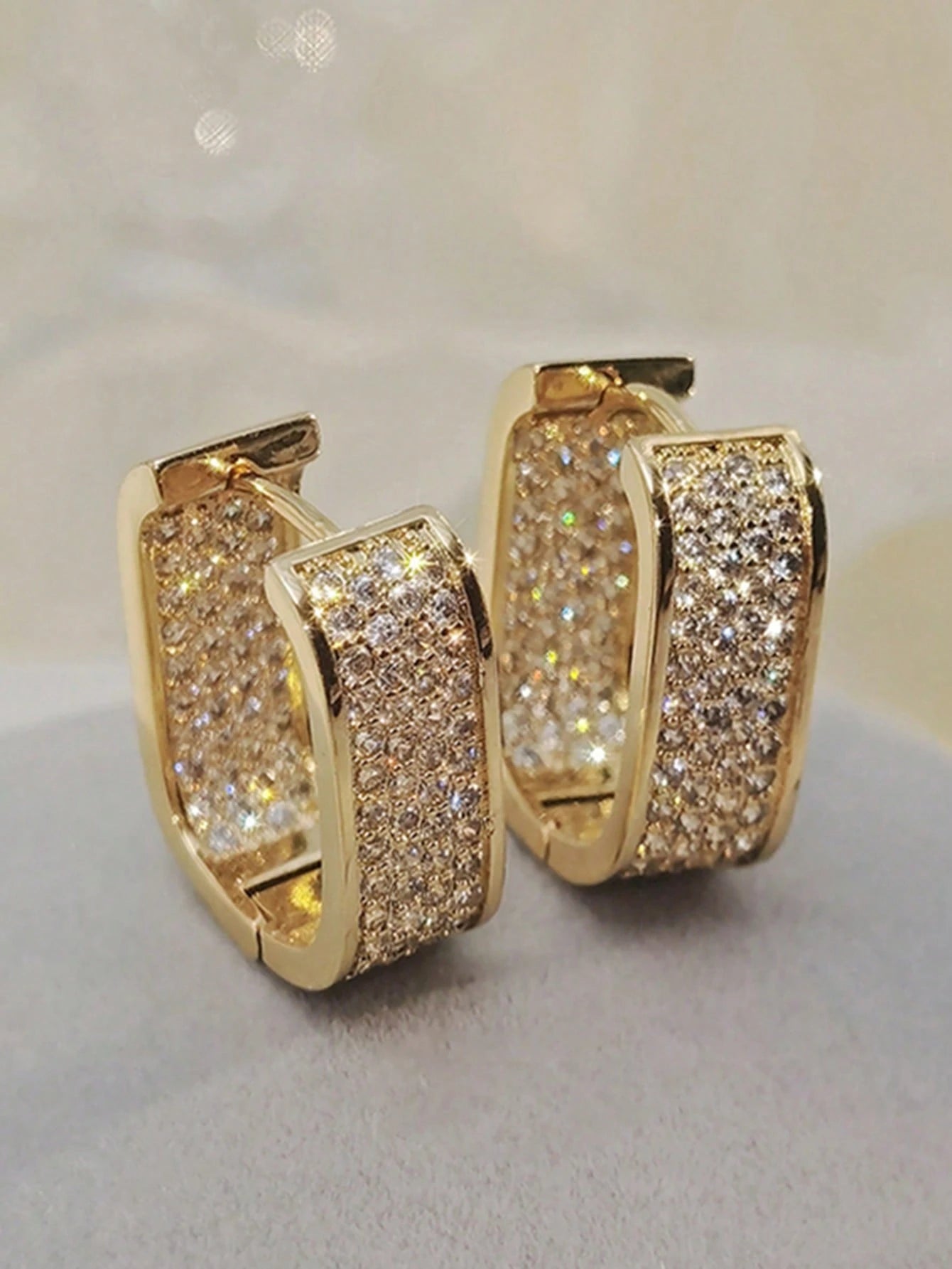 1Pair Simple Teardrop Hoop Earrings, Chunky Gold Tone Water Droplet Earrings, U-Shaped Earrings, Oval Hoop Earrings, Stylish and Elegant Lightweight Dainty Women Jewelry, Perfect Gift for Her