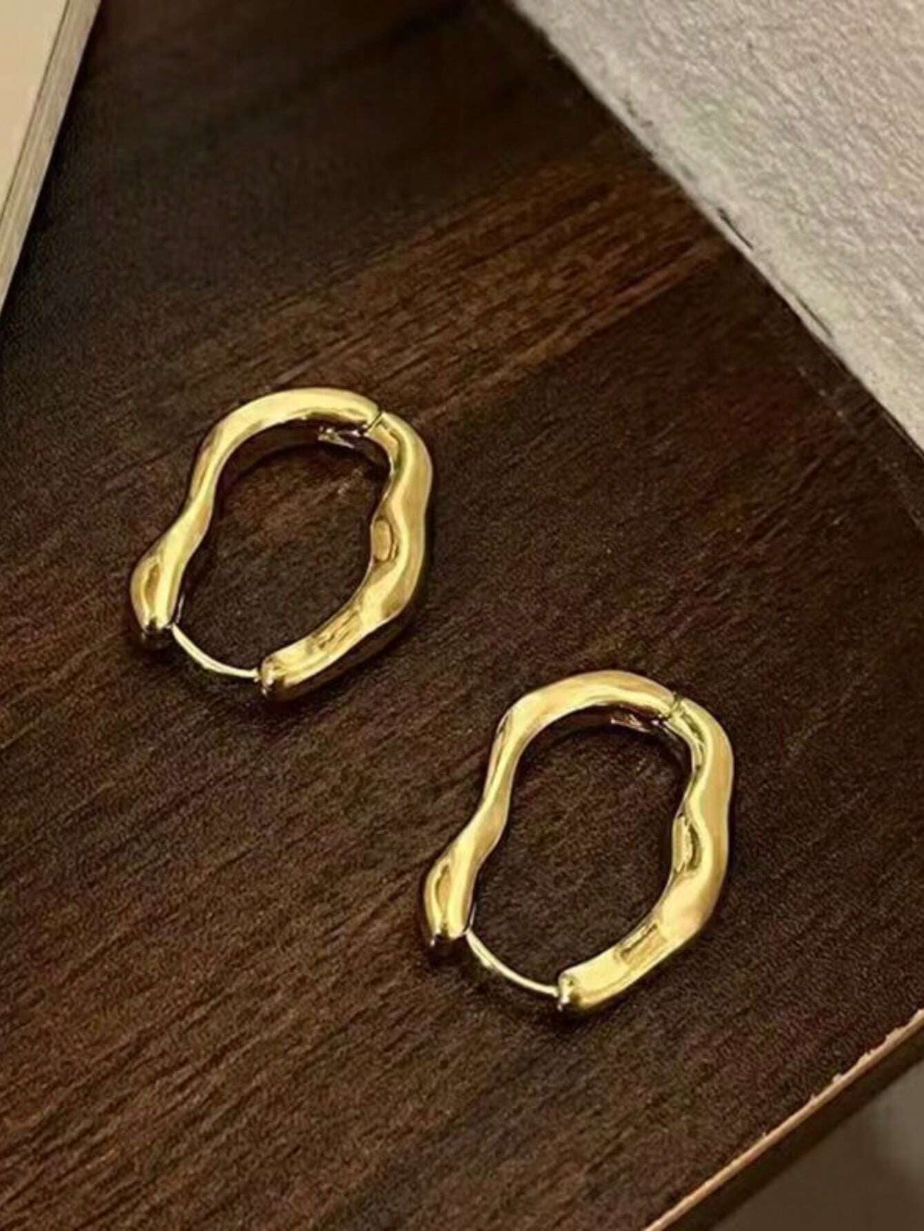 1Pair Simple Teardrop Hoop Earrings, Chunky Gold Tone Water Droplet Earrings, U-Shaped Earrings, Oval Hoop Earrings, Stylish and Elegant Lightweight Dainty Women Jewelry, Perfect Gift for Her
